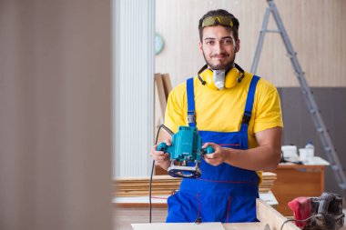 Marangoz atölyede çalışıyor.