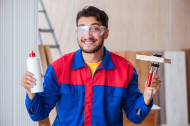 Yooung marangoz boyayla uğraşıyor.