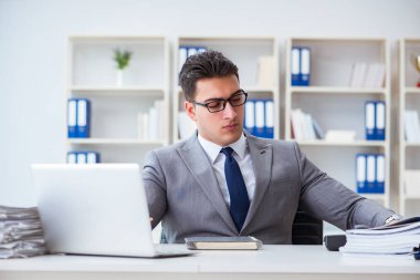 Ofiste çalışan uykulu işadamı