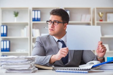 Ofiste sigara içen bir iş adamı elinde boş bir mesaj tutuyor.