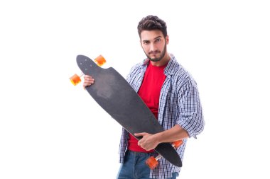 Beyaz kaykaylı genç bir kaykaycı.