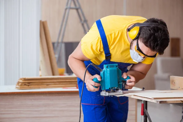 Marangoz atölyede çalışıyor.