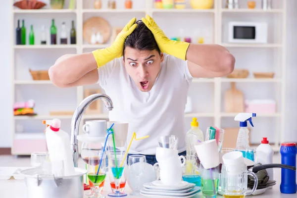 Uomo frustrato di dover lavare i piatti — Foto Stock