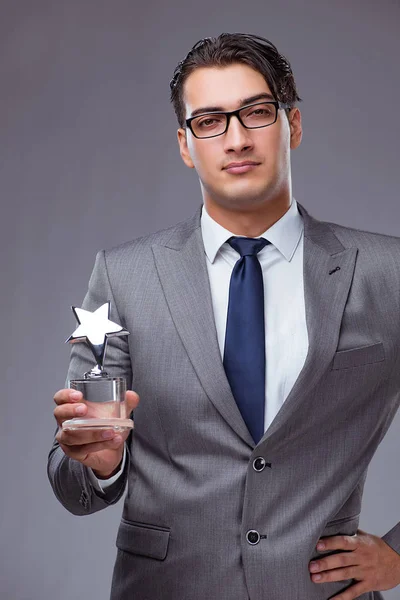 İş adamı iş konseptinde yıldız ödülünü elinde tutuyor — Stok fotoğraf