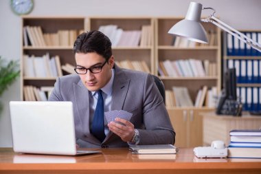 İşadamı işte kumar oynuyor.