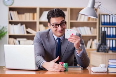 İşadamı işte kumar oynuyor.