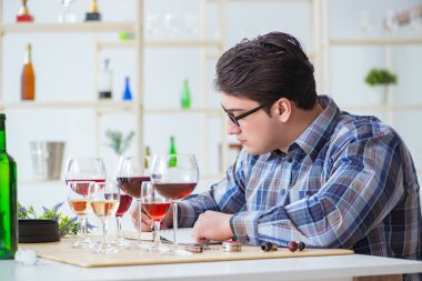 Profesyonel şarap garsonu kırmızı şarap tadıyor.