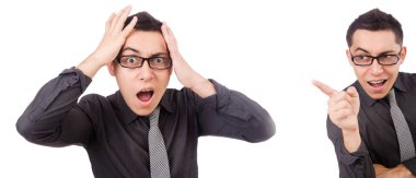 Beyaz izole gri elbiseli genç adam