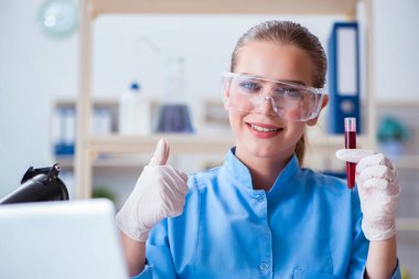 Bir laboratuarda deney yapan kadın bir bilim adamı.