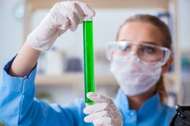 Bir laboratuarda deney yapan kadın bir bilim adamı.