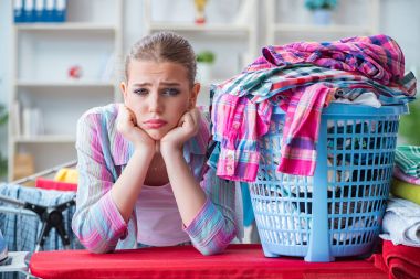 Depresyonda olan ev hanımı çamaşır yıkıyor.