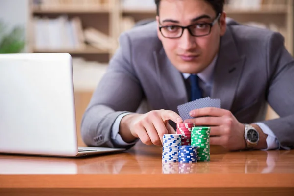 Empresario jugando a las cartas en el trabajo — Foto de Stock