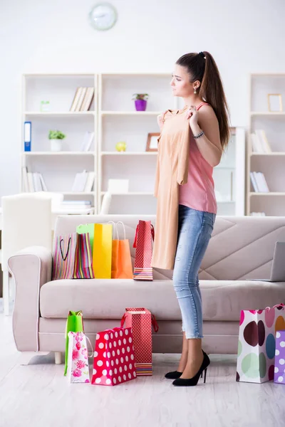 Jovem mulher depois de fazer compras com sacos — Fotografia de Stock