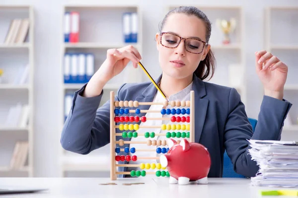 Empresaria en concepto de ahorro de pensiones — Foto de Stock