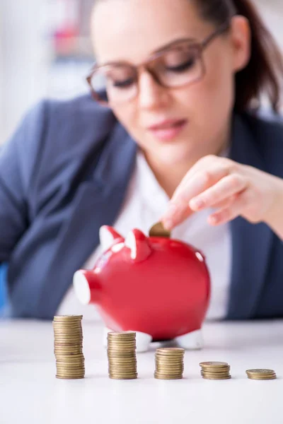 Бізнес-леді в концепції пенсійних заощаджень — стокове фото