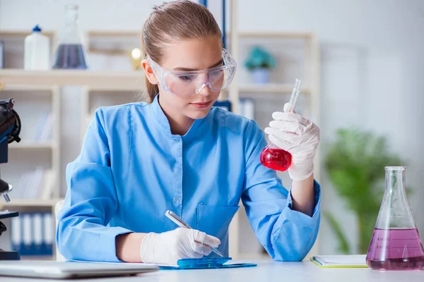 Investigadora científica que realiza un experimento en un labora — Foto de Stock