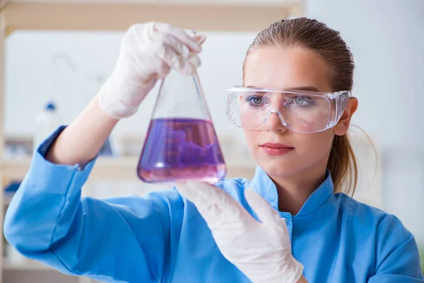 Kvinnlig forskare som utför ett experiment i ett laboratorium — Stockfoto