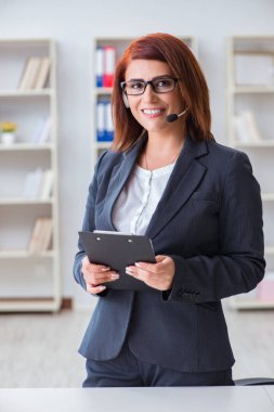 Müşterilerle çalışan çağrı merkezi operatörü