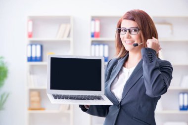 Müşterilerle çalışan çağrı merkezi operatörü