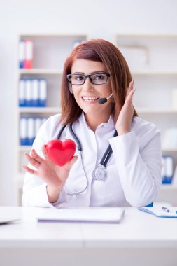 Teletıp tıp konseptinde kalp doktoru.