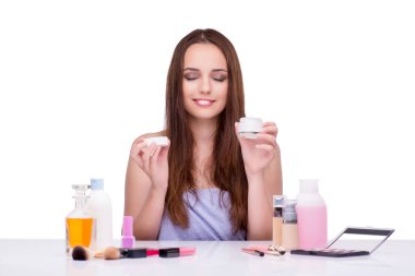 Beyaz tenli, güzel makyajlı genç bir kadın.