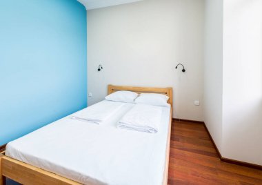 Otelde çift kişilik yatak.