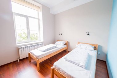 Oteldeki ikiz yatak odası.