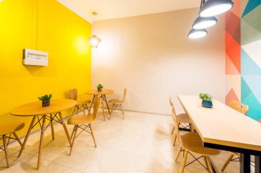 Mutfak mobilyaları odaya yerleştirildi.