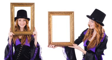 Beyaz çerçeveli bir kadın.