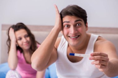 Hamilelik testi sonuçları olan genç bir aile