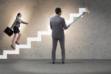 İş adamı, meslektaşının kariyer basamaklarını tırmanmasına yardım ediyor.
