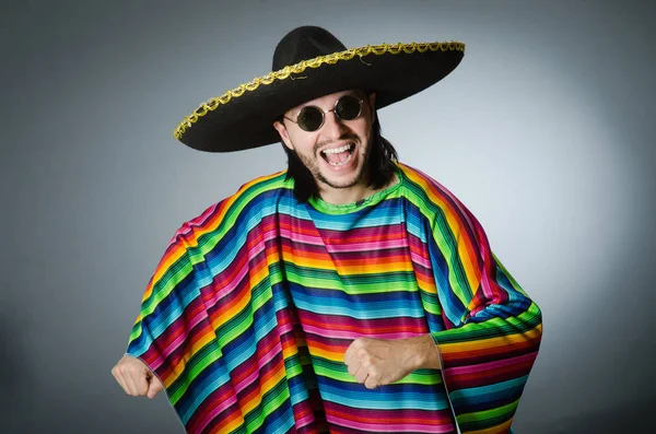 Man in een levendige Mexicaanse poncho grijze achtergrond geïsoleerd — Stockfoto