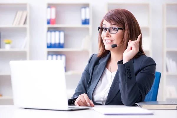 Operatör av callcenter som arbetar med kunder — Stockfoto