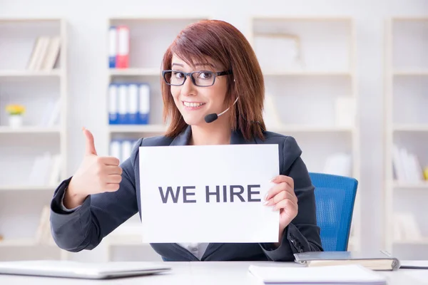 Geschäftsfrau stellt neue Mitarbeiter im Büro ein — Stockfoto