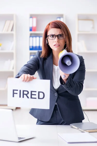 Femme d'affaires congédiant des gens au bureau — Photo