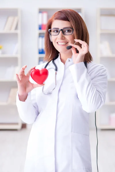 Hjärtläkare i telemedicin medicinska begrepp — Stockfoto