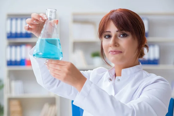 Investigadora científica que realiza un experimento en un labora —  Fotos de Stock