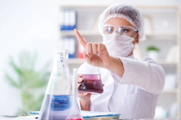 Pesquisadora cientista conduzindo uma experiência em um labora — Fotografia de Stock