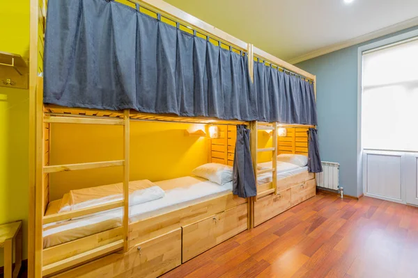 Hostel dormitorium łóżka rozmieszczone w pokoju — Zdjęcie stockowe