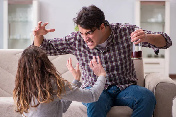 Sarhoş alkoliklerle aile içi şiddet kavramı