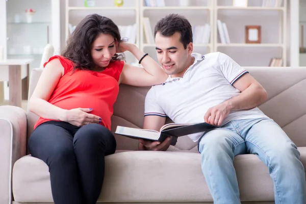 Familia joven pareja esperando un bebé — Foto de Stock