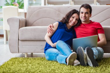 Bir bebek bekleyen genç çift.