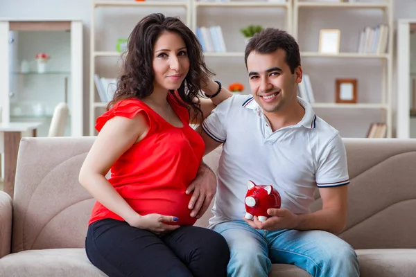 Bir bebek bekleyen genç çift.