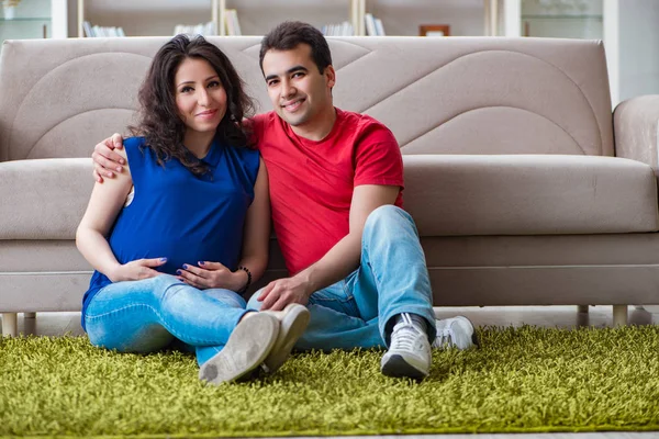 Familia joven pareja esperando un bebé —  Fotos de Stock