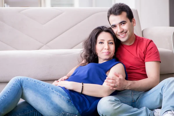 Bir bebek bekleyen genç çift.