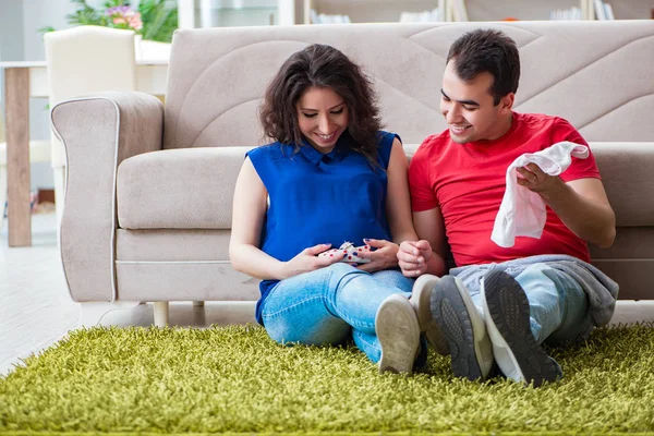 Bir bebek bekleyen genç çift.