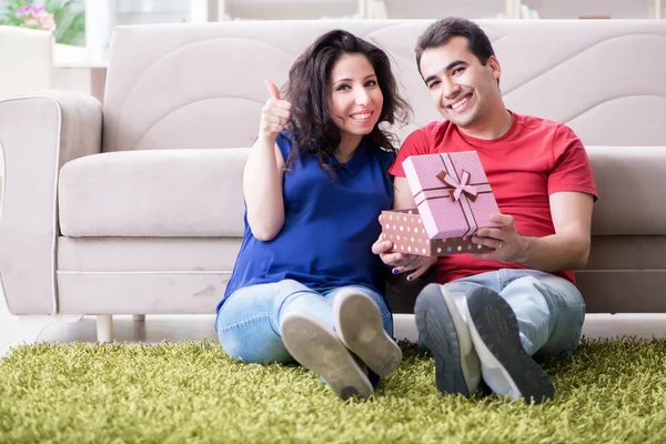 Famiglia giovane coppia in attesa di un bambino — Foto Stock