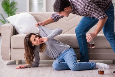 Sarhoş alkoliklerle aile içi şiddet kavramı
