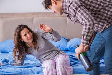 Sarhoş alkoliklerle aile içi şiddet kavramı