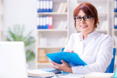 Bir laboratuarda deney yapan kadın bir bilim adamı.